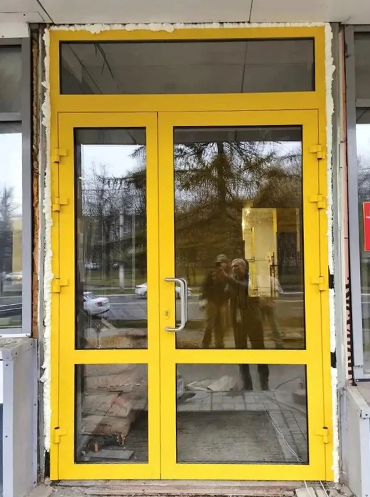 Фасад частного дома с большими панорамными окнами из белого ПВХ-профиля